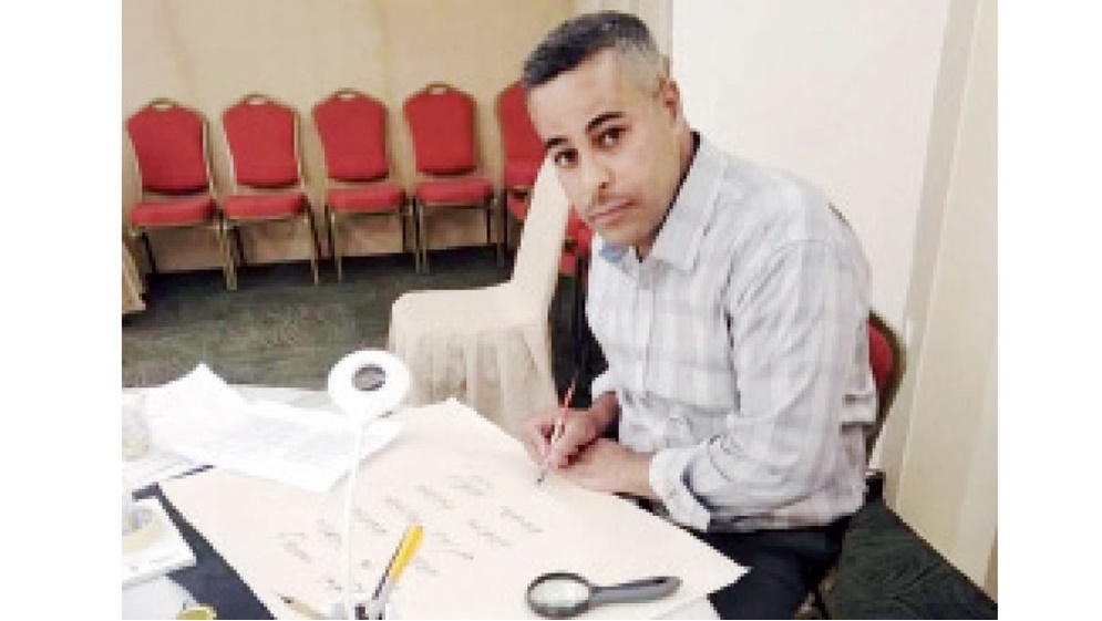 الخطاط أبو نصير ينسج من الحروف تعابير تشكيلية وخطية