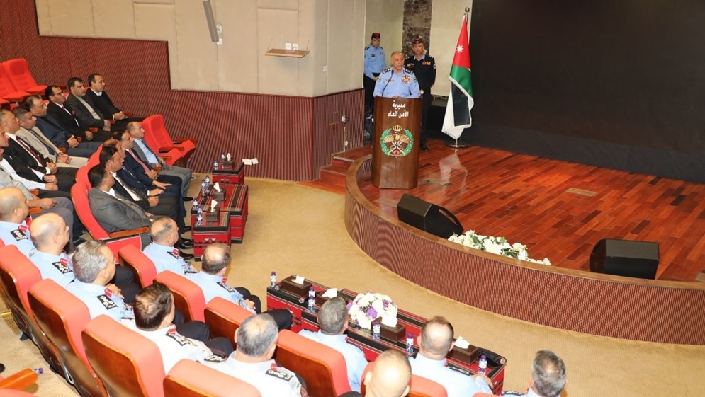 مدير الأمن العام يكرم كبار الضباط المتقاعدين تقديراً لعطائهم المميز
