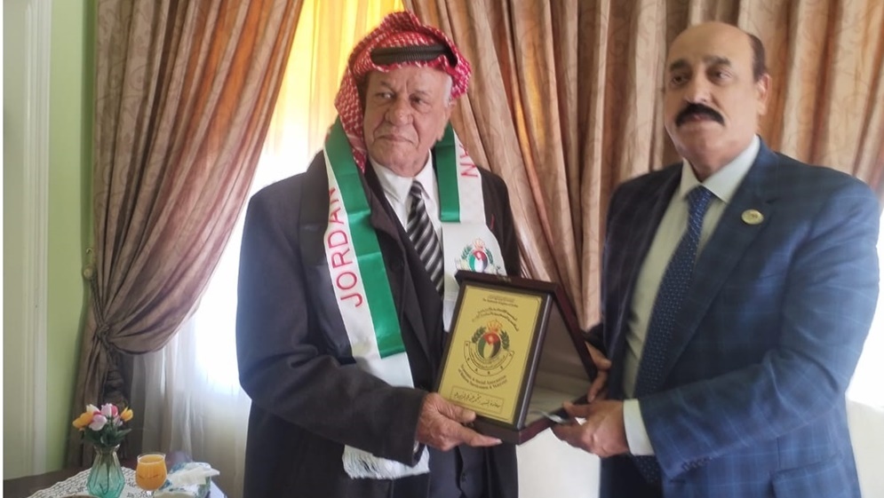 مدير عام المؤسسة الاقتصادية والاجتماعية للمتقاعدين العسكريين يزور الفنان الزيودي