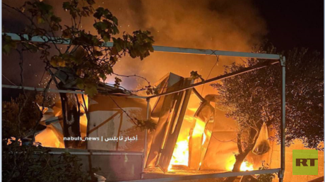 مستوطنون يحرقون منازل فلسطينيين غرب بيت فوريك في نابلس