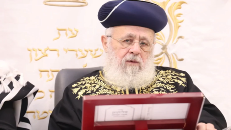 الحاخام الأكبر في إسرائيل للطلاب: إذا تلقيتم أمر تجنيد مزقوه وارموه في المرحاض وشدوا السيفون (فيديو)