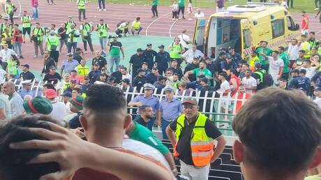 شاهد.. لحظة سقوط مشجعين من المدرجات ومصرع شخص في الجزائر