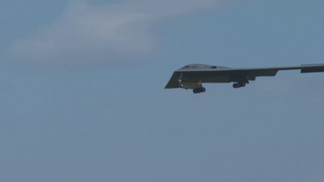 قاذفات B-2 الشبحية الضخمة تهبط في قاعدة أمريكية بعد تنفيذ مهمتها في إيران