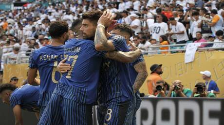 مشجع يقتحم الملعب من أجل قميص نجم الهلال.. ويفاجئ الجميع برد فعله!