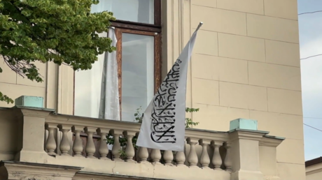 رفع علم طالبان فوق سفارة أفغانستان في موسكو بعد اعتراف روسيا بإمارة أفغانستان الإسلامية