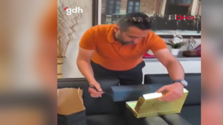 بقلاوة بنكهة اليورو.. شاهد ما اكتشفته الشرطة التركية أثناء توقيف رئيس بلدية مانافجات