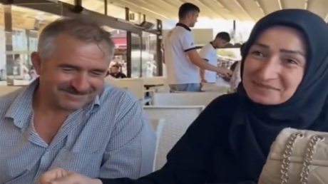 بعد 26 عاما.. شابة تركية ترد جميل والديها بطريقة غير متوقعة أثارت تفاعلا كبيرا (فيدو)