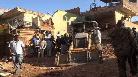 من الدفن الجماعي إلى المجاعة.. أرقام صادمة من فصول المأساة السودانية