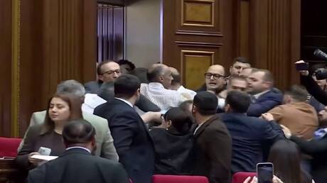أرمينيا.. عراك نيابي عنيف خلال جلسة برلمانية (فيديو)