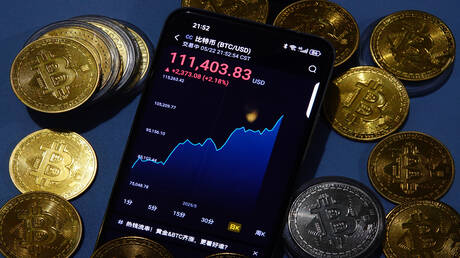 "طيران الإمارات" تخطط لقبول العملات المشفرة وسيلة لدفع تذاكرها