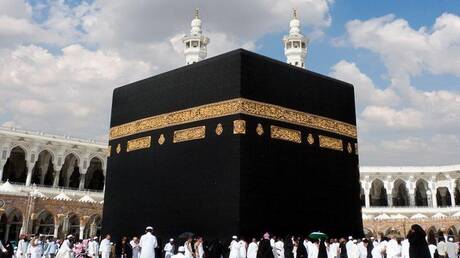 بماء زمزم المخلوط بماء الورد.. نائب أمير مكة يغسل الكعبة من الداخل (فيديو)
