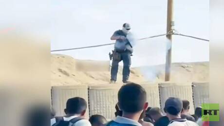 قطاع غزة.. جندي أمريكي يقوم بإلقاء قنبلة في نقطة توزيع المساعدات