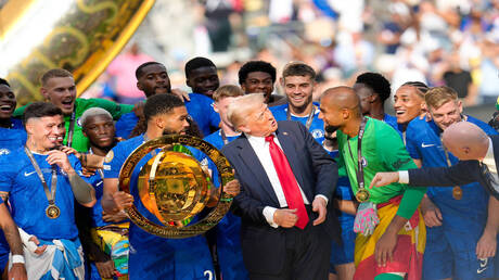 ميدالية غامضة لترامب من إنفانتينو.. والنسخة الأصلية لكأس العالم للأندية في جيبه؟!