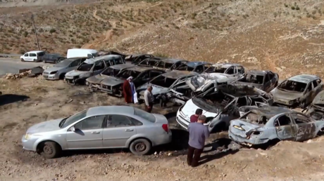 مستوطنون إسرائيليون يحرقون مركبات في الضفة الغربية