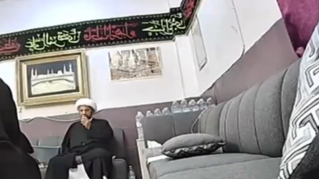 "كتب سحرية وتبييت".. ضبط دجال يمارس الشعوذة بمبالغ مالية طائلة في الكويت (فيديو)