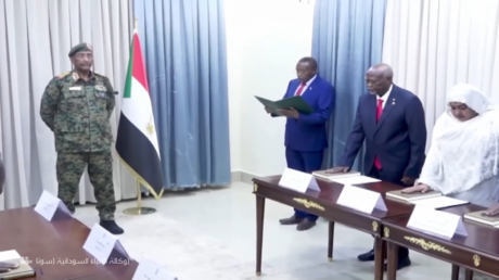 وزراء الحكومة السودانية المعيّنة يؤدون اليمين أمام البرهان في بورتسودان