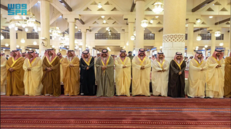السعودية.. عشرات الأمراء والمسؤولين يؤدون صلاة الميت على "الأمير النائم" (فيديو + صور)