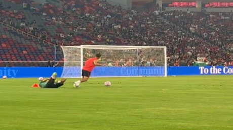 مشهد مشحون بين صلاح وزميله لويس دياز ينتهي بصافرة مدرب ليفربول (فيديو)