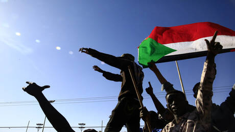 الجيش السوداني حول الحكومة الموازية للدعم السريع: محاولة خداع ومشروع آل دقلو عنصري