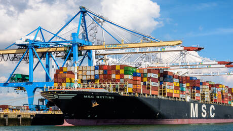 بعد استغاثة عاجلة.. وحدات بحرية مصرية تطفئ حريق مركب "MSC" وتنقذه من الغرق