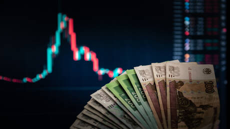 الروبل الروسي يسجل أعلى مستوى شهري أمام الدولار