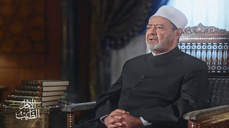 رئيس أركان الجيش الباكستاني يؤدي التحية العسكرية لشيخ الأزهر
