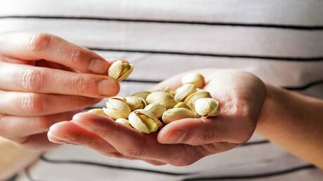 أطعمة تحسن نومك وأخرى تُفسده