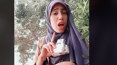 مصر.. والد البلوغر علياء المقبوض عليها يكشف معلومات صادمة