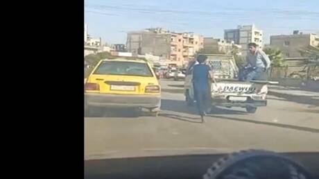 سوريا.. إلقاء القبض على سارق في مدينة الرقة وجره في شوارع المدينة (فيديو)