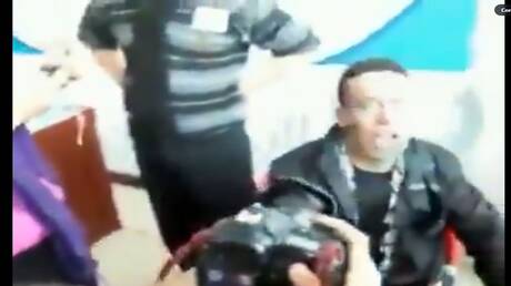 مصر.. نشر فيديو لفنان مشهور يشارك في استجواب مواطن بميدان التحرير