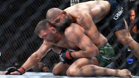 سيطرة كاملة.. حمزة شيماييف بطلا للعالم في الوزن المتوسط في UFC 319 (فيديو)