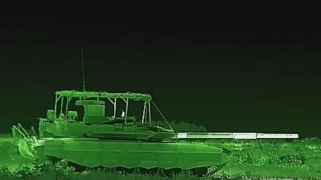 العسكريون الروس يجرون تدريبات ليلية للرماية من دبابات T-90M (فيديو)