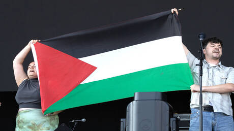 مقاطعة مهرجان موسيقي في بريطانيا بعد منع فرقة من رفع العلم الفلسطيني