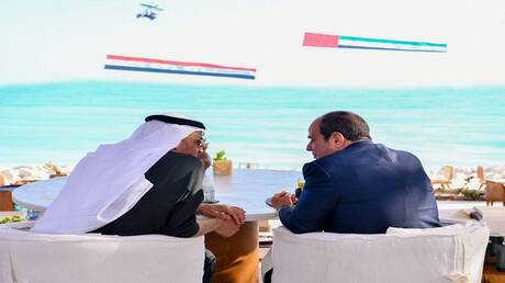صور السيسي وبن زايد على شاطئ العلمين تثير تفاعلا