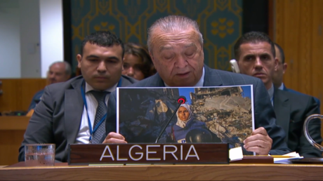 مندوب الجزائر في الأمم المتحدة يحبس دموعه أثناء قراءة رسالة لصحفية قتلت في غزة